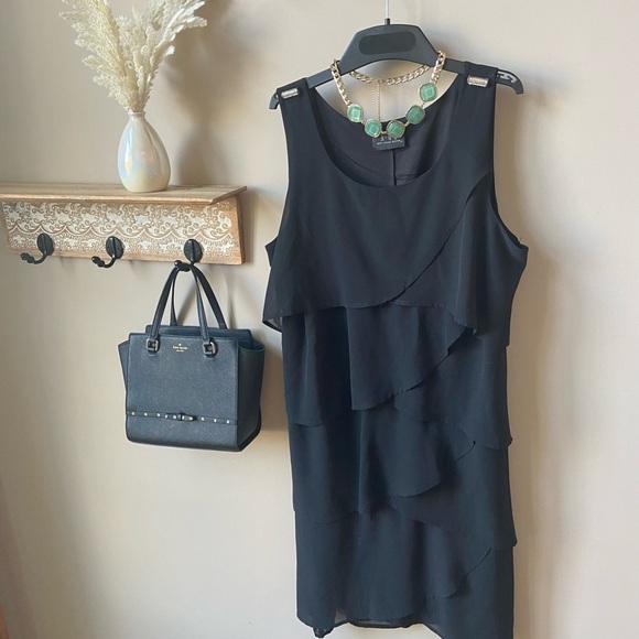 ELEGANT evening dress with crystal detailing - Picture 4 of 8